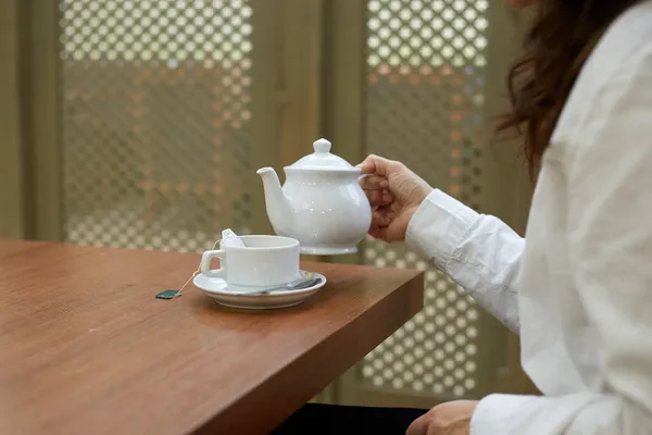 Dívka Stolu Pije Čaj Šálku Obědě Čajový Dýchánek Stock Snímky
