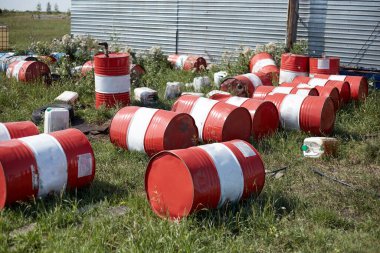 Arazide kırmızı benzin varilleri var. Çevre kirliliği zayıf..