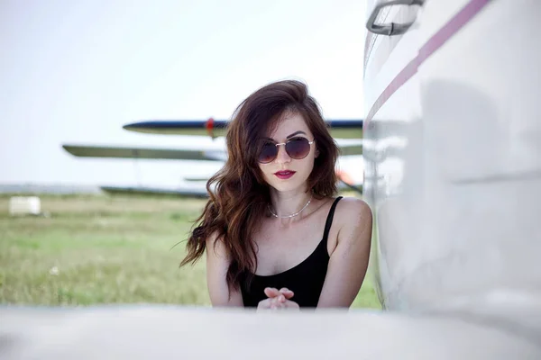 Una Splendida Ragazza Trova All Ala Aereo Sportivo Sport Estremi — Foto Stock