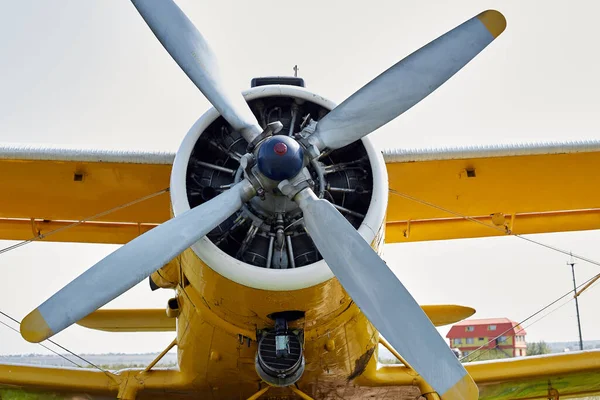 Propeller Van Het Vliegtuig Het Gele Lichaam Van Auto Grond — Stockfoto