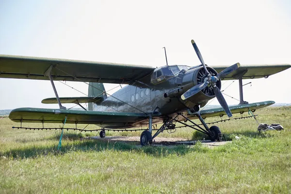 Stary Sowiecki Samolot Stoi Polu Zielonej Łące — Zdjęcie stockowe