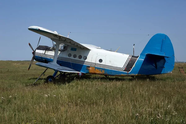 Stary Samolot Jest Lotnisku Zielonym Polu Dobrym Stanie Może Latać — Zdjęcie stockowe