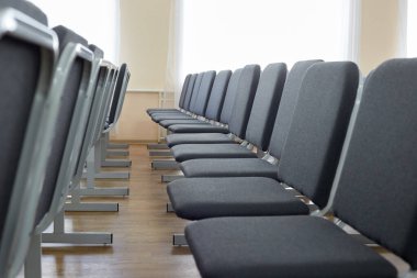 Konferans salonunda sıra sıra sandalye..