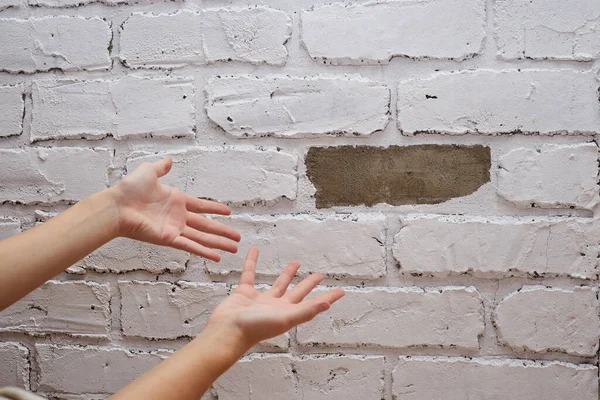 Menina Aponta Dedo Para Azulejo Caído Gesso Decorativo Parede — Fotografia de Stock