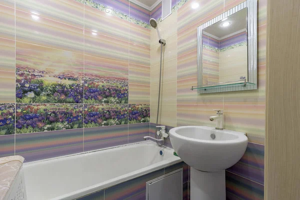 Μπάνιο Μπανιέρα Καθρέφτη Τουαλέτα Και Νιπτήρα Ένα Πολύ Σημαντικό Δωμάτιο — Φωτογραφία Αρχείου