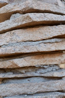 Eski gri taş kaldırım taşları üst üste yığılmıştır..