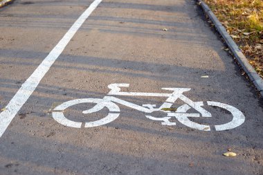 Yol tabelası bisiklet yolu, tabela bir bisikletin asfalt çizimine çizilmiş..