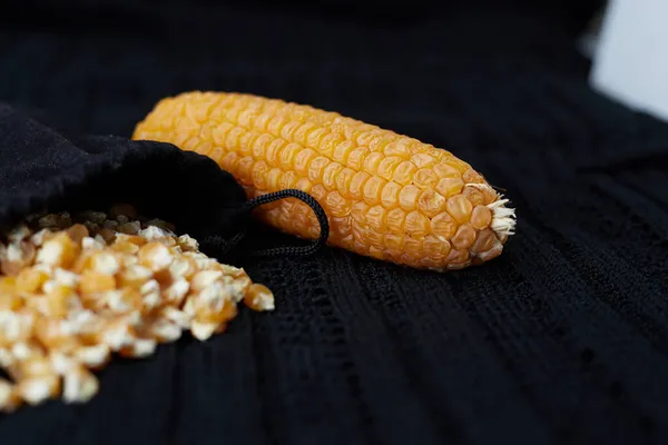 Жовті Смачні Насіння Кукурудзи Лежать Мішку Поруч Цілою Коробкою Чорному — стокове фото