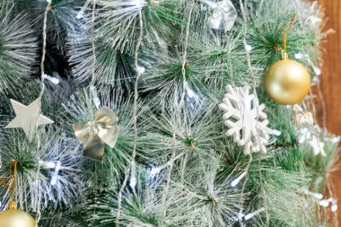 Karla kaplı Noel ağacı ve yeni yıl oyuncakları konsepti Yeni Yıl tatili.