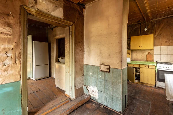 Foto Oscura Una Vieja Habitación Abandonada Rodeada Tierra Polvo — Foto de Stock