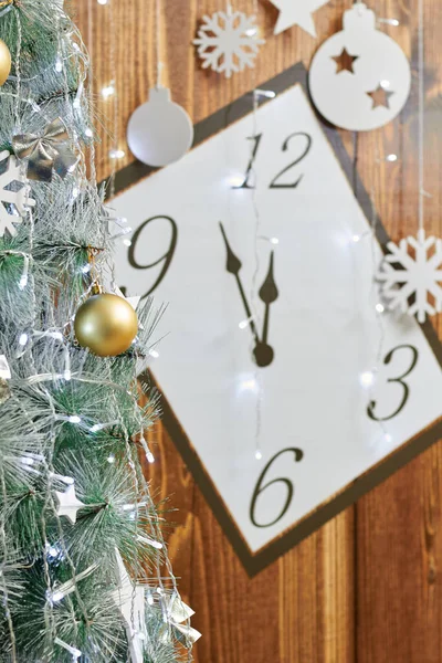 Weihnachtlicher Hintergrund Mit Uhr Schneetanne Und Geschenkschachteln Über Holz — Stockfoto