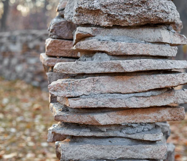 Sonbahar ormanında, parktaki taş parmaklıklar..