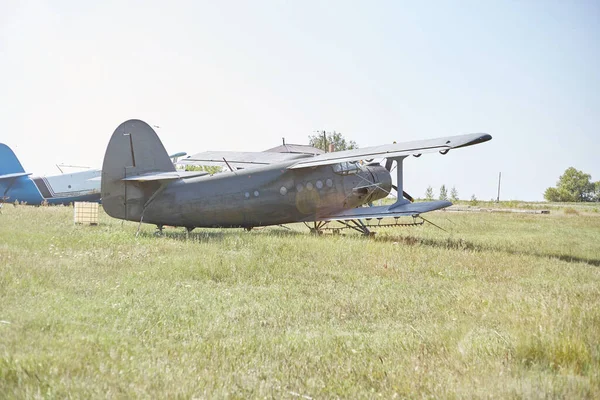 緑の飛行場に旧ソ連のAn 2航空機が立っています — ストック写真