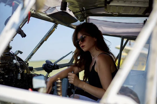 Sports Plane Female Pilot Beautiful Hair Wearing Sunglasses — Stock Photo, Image