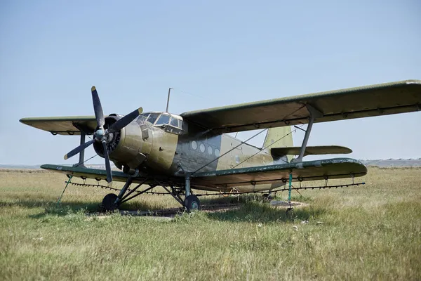 Een Oud Sovjet Vliegtuig Van Beschermende Kleur Staat Het Vliegveld Stockfoto