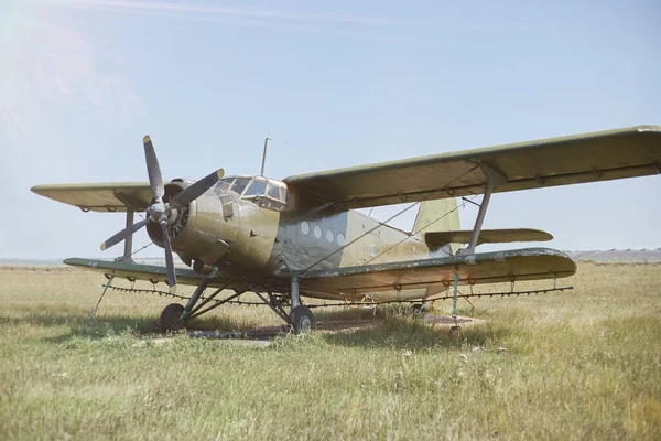 Stary Sowiecki Samolot Barwie Ochronnej Stoi Lotnisku Zielonym Polu — Zdjęcie stockowe