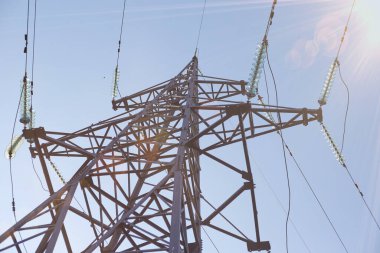 Elektrik bizim hayatımızdır. Mevcut aktarım için kablo döşemek bir kuledir..