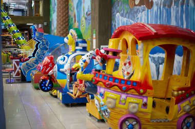 Kapalı alanda parlak ve güzel bir çocuk eğlencesi var..