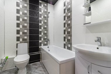 Küveti, aynası, tuvaleti ve lavabosu olan bir tuvalet, her dairede gerekli bir oda..