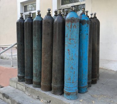 Hastanenin verandasında bir sürü oksijen tüpü var..