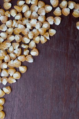 Mısır tohumları dizayn için uygulanabilir ahşap bir arka planda yatar