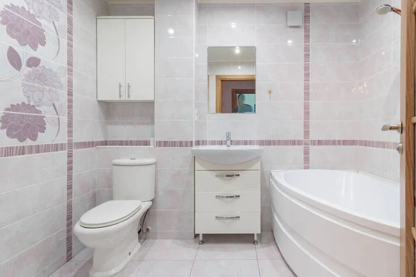 Ванная Комната Ванной Столом Туалетом Раковиной Необходима Поддержания Гигиены Облегчения — стоковое фото