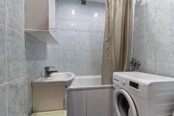 Μπάνιο Μπανιέρα Καθρέφτη Τουαλέτα Πλυντήριο Ρούχων Και Νεροχύτη Ένα Πολύ — Φωτογραφία Αρχείου