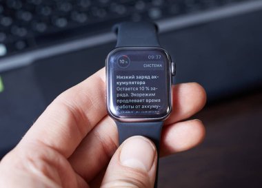 Akıllı saatin pili bitti. Saatin şarj olması isteniyor..