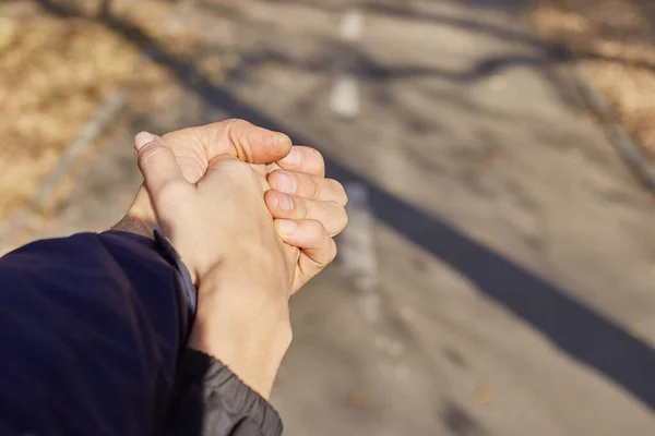 Duas Mãos Firmemente Unidas Como Uma Conceito Amizade Amorosa — Fotografia de Stock