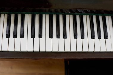 Piyano tuşlarının yakın çekim fotoğrafı, müzik aleti