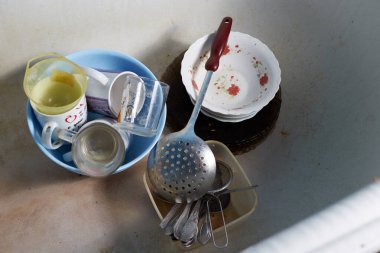 Mutfak aletlerinin yıkanması, kirli tabakların mutfakta yıkanması gerekiyor..