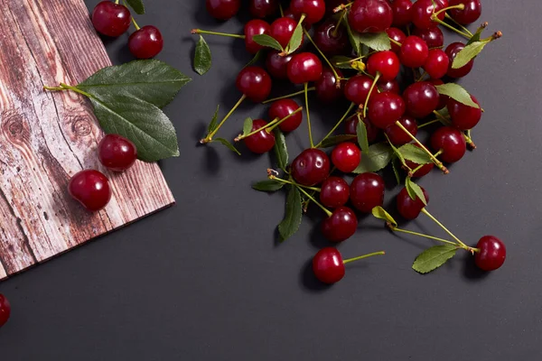 Vers Rood Kersenfruit Een Houten Zwarte Ondergrond Voor Ansichtkaart Ontwerp Stockafbeelding