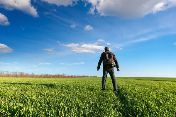 Sahada gün batımı, sahada ayakta duran bir adam gün batımıyla karşılaşır.