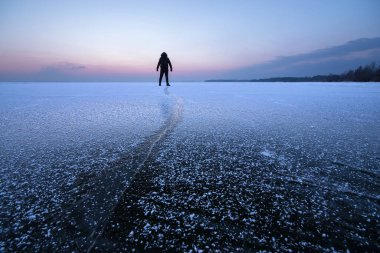 İnsanoğlu şafakla tanışır, doğa bize güneşin doğuşunu ve gün batımını verir ki sonsuza dek izleyebilesin.