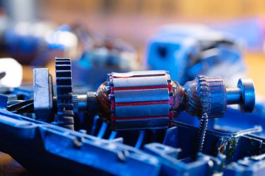 Elektrikli alet tamiri. Parçalanmış matkap. Kırık matkap metal detayı