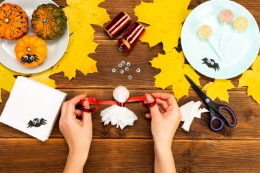 Cadılar Bayramı için hediyeler yapıyoruz. Peçete ve şekerden hayalet yapmak. Cadılar Bayramı partisi dekoru. DIY talimatı. Adım adım kılavuz.