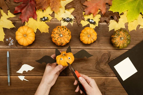 Cadılar Bayramı için hediyeler yapıyoruz. Küçük sarı bir balkabağından komik bir yarasa yapmak. Cadılar Bayramı partisi dekoru. DIY talimatı. Adım adım yol göster. 9. adım.