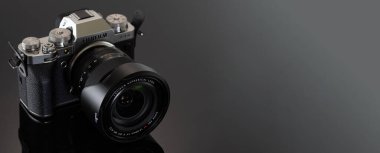 Minsk, Belarus - 16 Ekim 2021: FUJIFILM X-T4 KIT XF16-80MM SILVER kamerasının gövdesi.