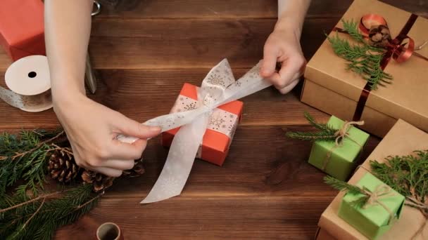 Manos Femeninas Atando Lazo Blanco Una Caja Regalo Envuelta Para — Vídeo de stock