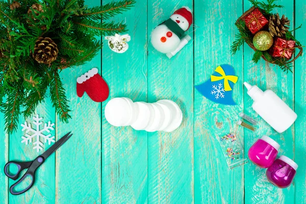 크리스마스 장식에 어린이 크리스마스 장난감 천사를 만들어 발바닥 위에서 바느질하기 — 스톡 사진