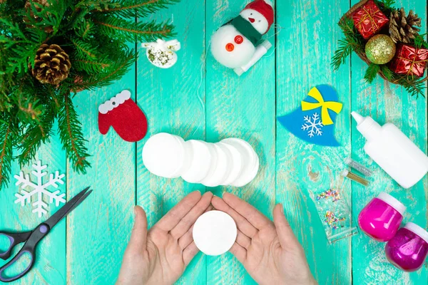 Maak Child Christmas Gift Toy Engeltje Kerstboom Decoraties Schaar Wattenschijfjes — Stockfoto