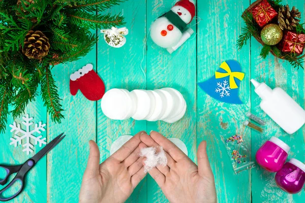 Maak Child Christmas Gift Toy Engeltje Kerstboom Decoraties Schaar Wattenschijfjes — Stockfoto