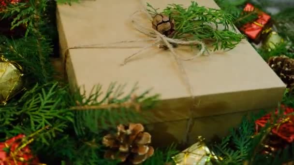 Χριστουγεννιάτικο Κουτί Δώρου Περιστρέφεται 360 Μοίρες Χριστούγεννα Διακόσμηση Τραπέζι Διακοπών — Αρχείο Βίντεο