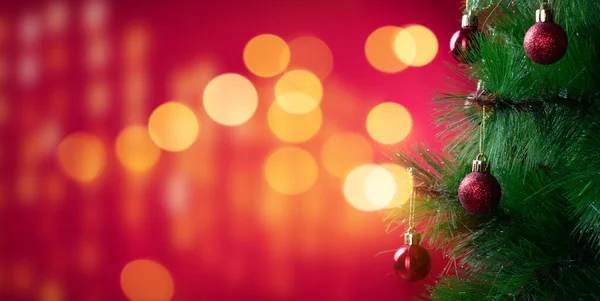 Świąteczne Gałązki Sosny Czerwonymi Kulkami Zbliżenie Czerwonym Tle Boże Narodzenie — Zdjęcie stockowe