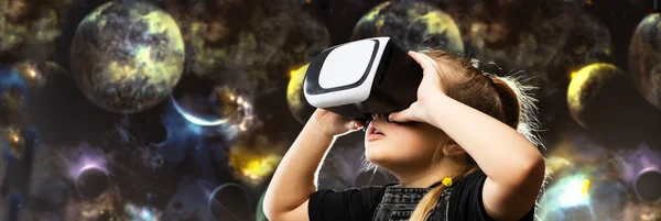 어여쁜 십 대 소녀는 화려 한 배경에 텍스트를 위한 빈칸 이 있는 VR 안경을 사용 한다 — 스톡 사진