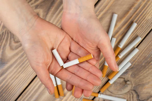 戒烟的概念 那个女人戒烟了 戒掉坏习惯 树立保健观念 禁止吸烟 — 图库照片