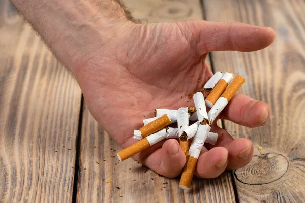 戒烟的概念 断了的香烟戒掉坏习惯 树立保健观念 我不抽烟 — 图库照片