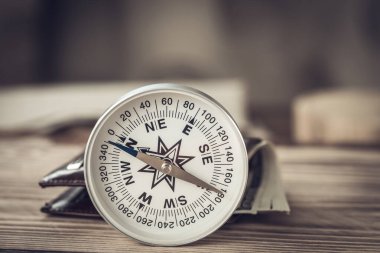 İş konsepti olarak ahşap arka planda Amerikan doları olan pusula ve cüzdan