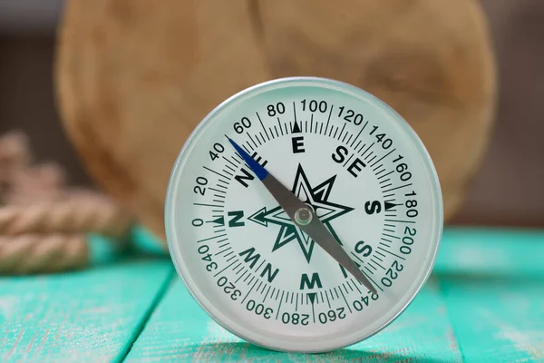 Kompass und Seil auf Holz Textur Hintergrund — Stockfoto