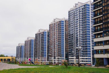 Bir yerleşim alanının inşaatı. Çocuk parkı olan çok katlı binaların modern yerleşim kompleksi.